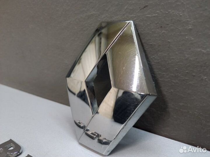 Эмблема Renault Duster 2010