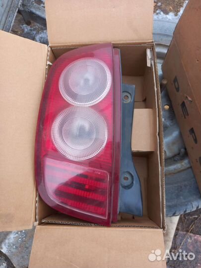 Фонарь задний левый и правый на Ниссан марч