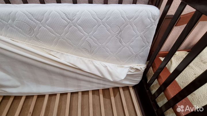 Детская кроватка с поперечным маятником