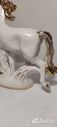 Фарфоровая статуэтка 