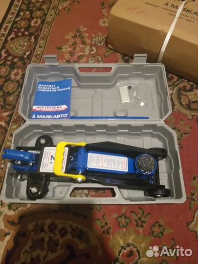 Домкрат подкатной 2 т