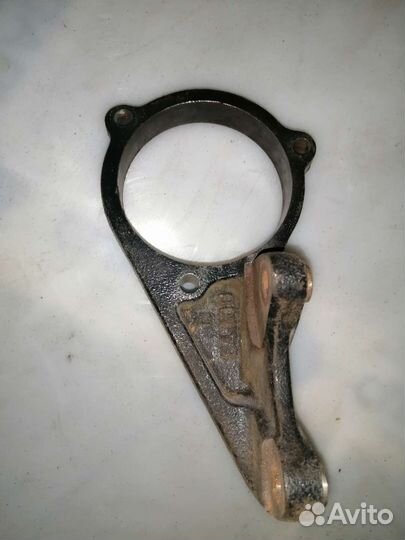 Кронштейн привода правого Nissan Bluebird sr18de