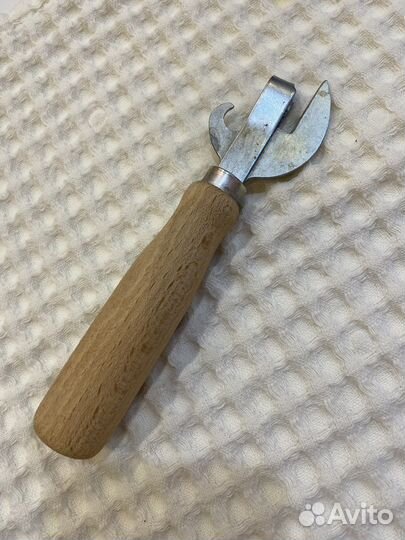 Консервный нож, пасхальные принадлежности