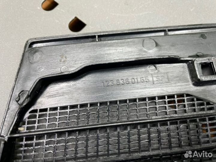 Решетка капота правая Mercedes W123 M102 E20 1983