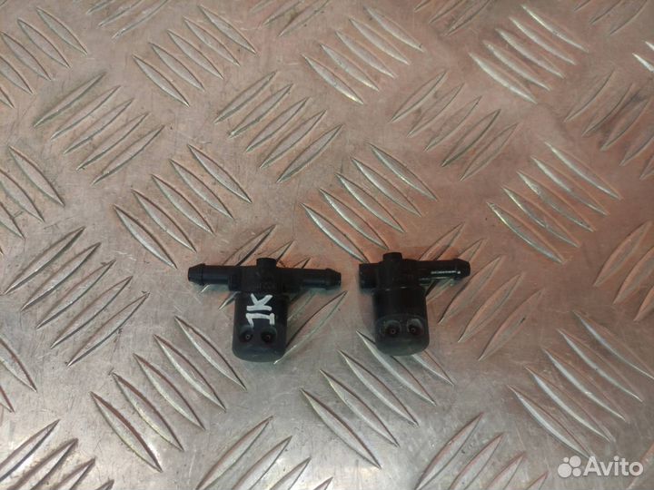 Форсунка стеклоомывателя передняя левая Opel