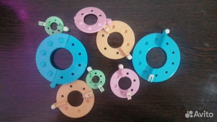 Устройства для изготовления помпонов