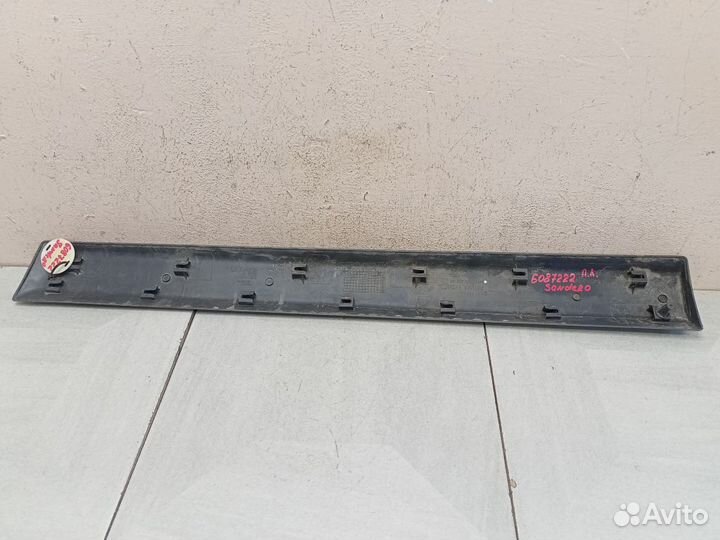 Накладка двери передней левой