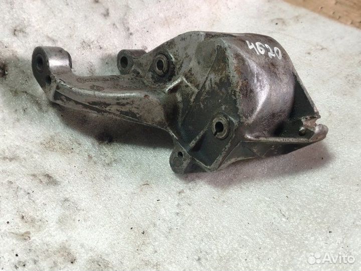 Кронштейн Volkswagen Golf хэтчбек 5 дв ABS 1.8