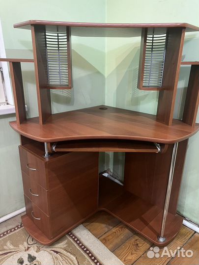 Компьютерный стол