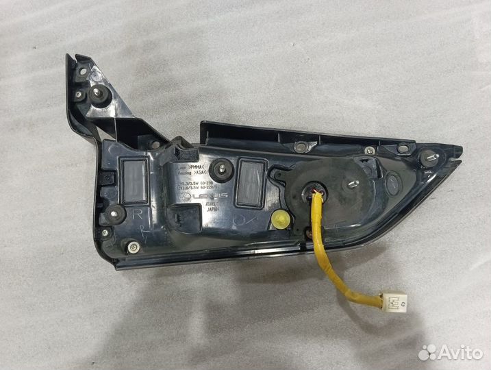 Фонарь задний правый внутренний Lexus LX 815816033