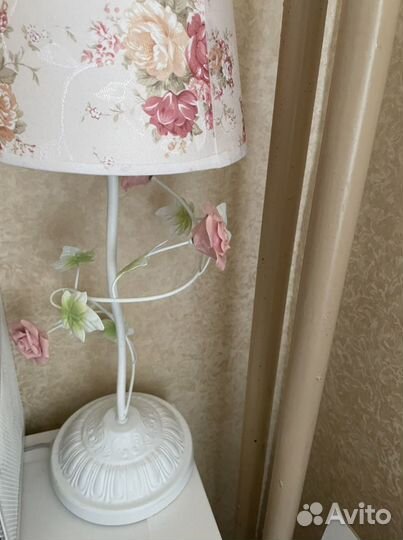 Люстра и настольная лампа