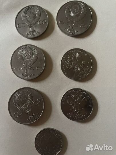 Коллекция монет и бумажных купюр