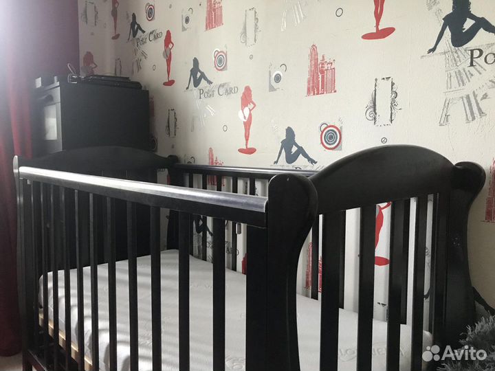 Детская кроватка с маятником