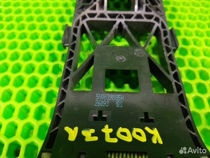 Кронштейн ручки задний левый Volkswagen Touareg NF