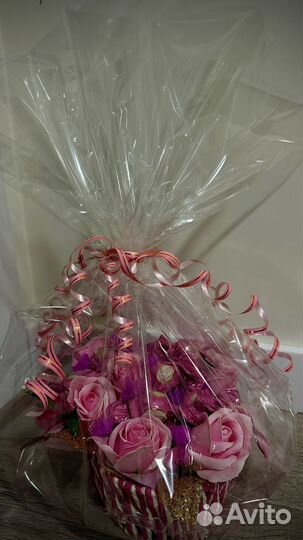 Сладкий букет из конфет и мыльных роз