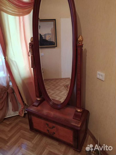 Зеркало Псише с тумбой