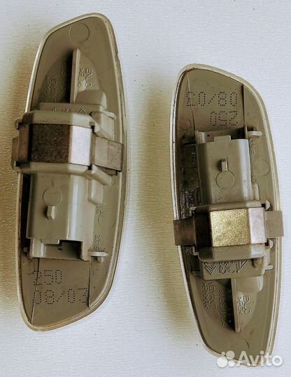 Поворотник на Пежо