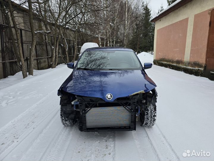 Skoda Rapid 1.6 AT, 2018, битый, 150 000 км