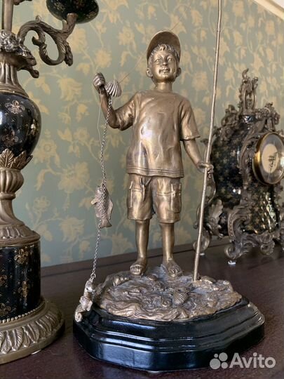 Бронзовая статуэтка. Мальчик рыбак с уловом