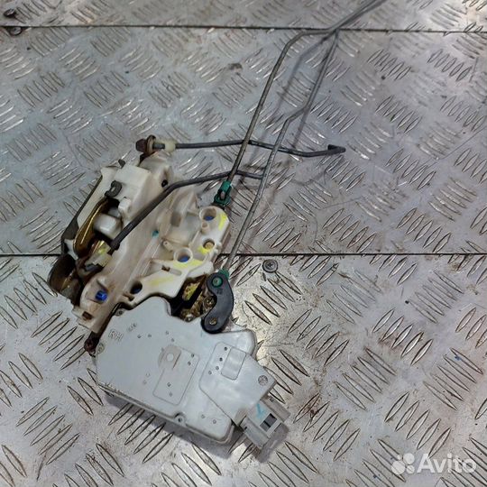 Замок двери передний правый Nissan Primera P11