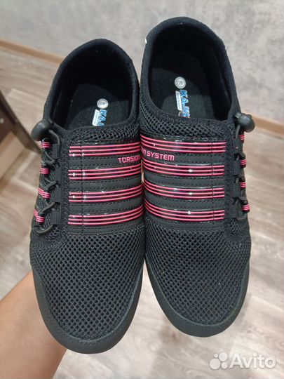 Кроссовки женские