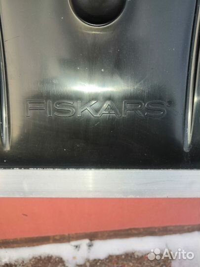 Скрепер для уборки снега Fiskars SnowXpert