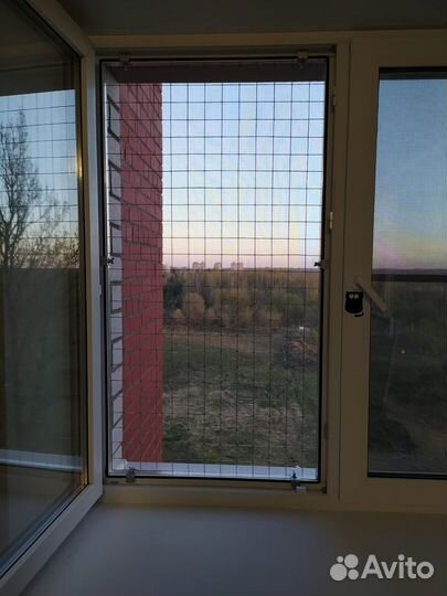 Зашитная металическая решетка на окно. Антикошка