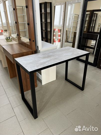 Маникюрный стол от производителя