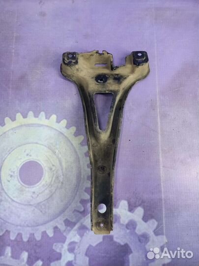 Кронштейн замка капота Volkswagen Bora/Golf 4