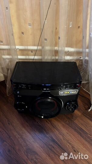 Портативная минисистема LG OM4560