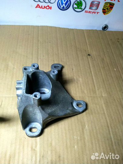 Кронштейн коробки передач Audi A8D4