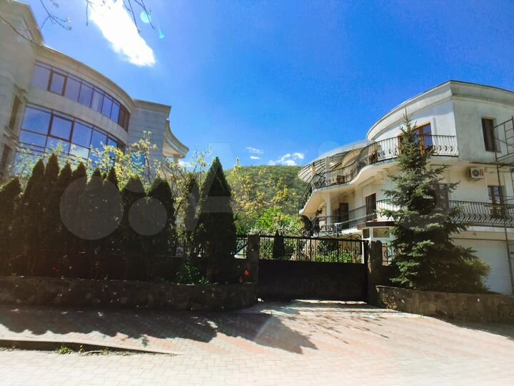 Дом 1550 м² на участке 12 сот.