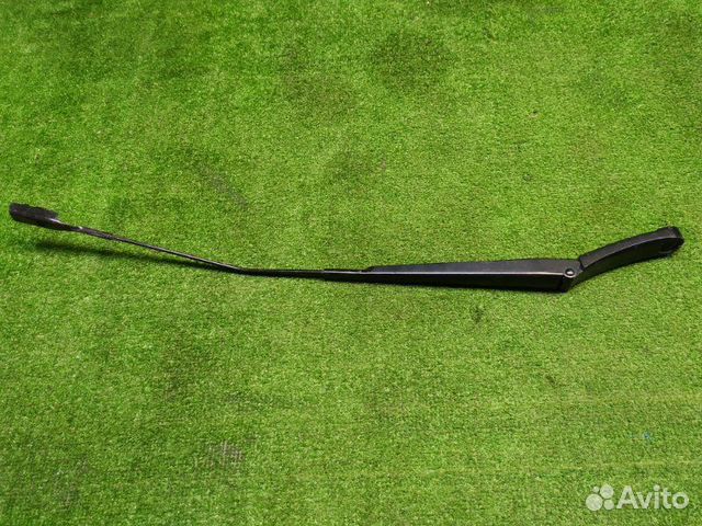 Поводок стеклоочистителя передний правый Skoda