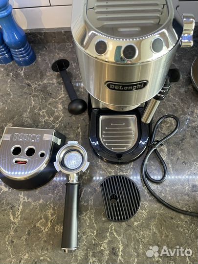 Кофеварка рожковая Delonghi EC685M серебристый