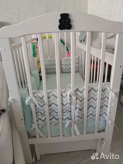 Детская кроватка с маятником