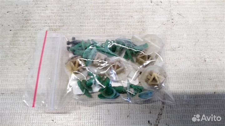 Пистон молдинга наружнего Toyota RAV 4 SXA1