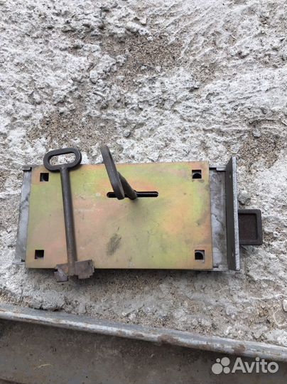 Замок гаражный накладной