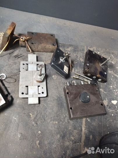 Замок дверной