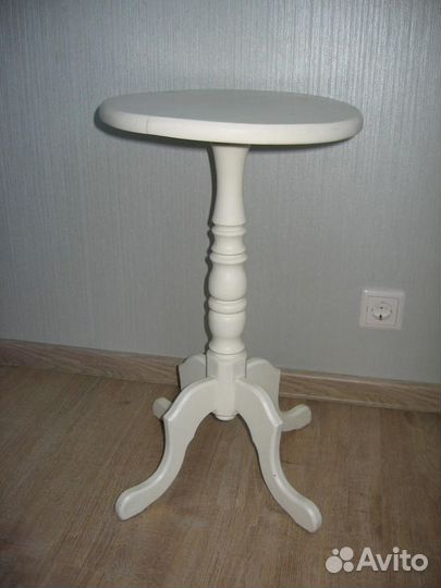 Маленький круглый стол из массива дерева СССР