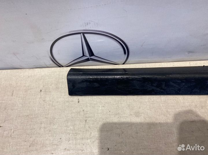 Накладка на порог салона правая Mercedes E250 C207