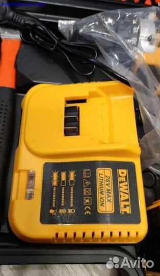 Шуруповерт Dewalt 26V с инструментами