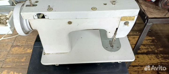 Швейная машина Чайка 142м