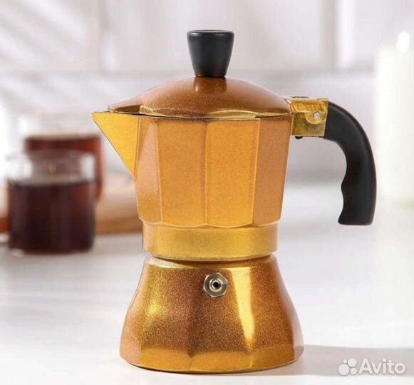 Гейзерная кофеварка,молочник