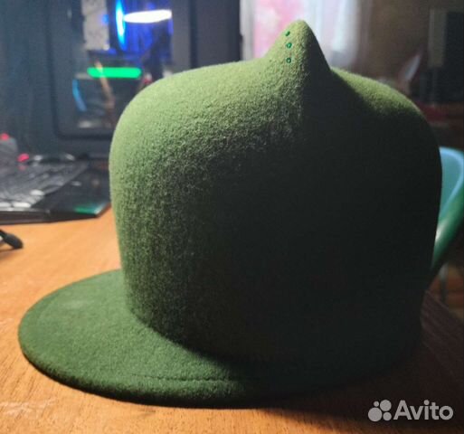 Шапка с козырьком и ушками для девушек