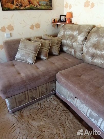 Угловой диван и кресло юваю