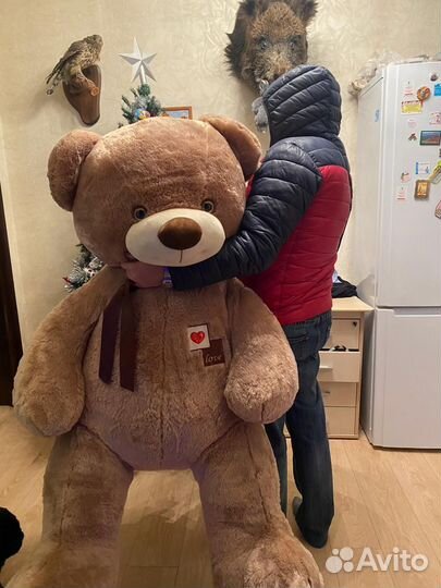 Большой плюшевый медведь