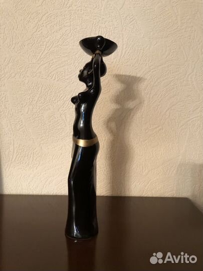 Фарфоровая статуэтка 