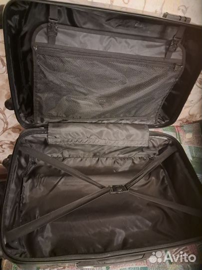 Чемодан размер М пластик на 4 колесах