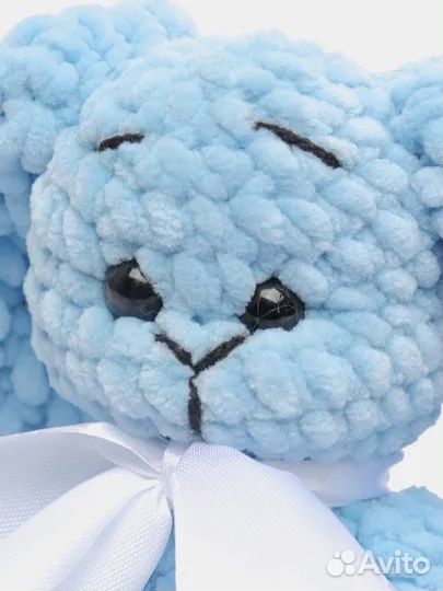 Плюшевый заяц вязаный