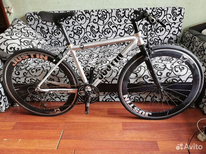 Шоссейный велосипед с прямым рулём